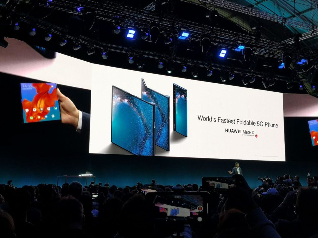 Huawei Mate X الهاتف الأول القابل للطي من هواوي .. بسعر 2500$ !