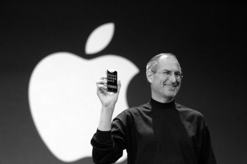 ستيف جوبز كان يرغب بإزالة منفذ الشريحة SIM التقليدي منذ إطلاق أول هاتف iPhone !
