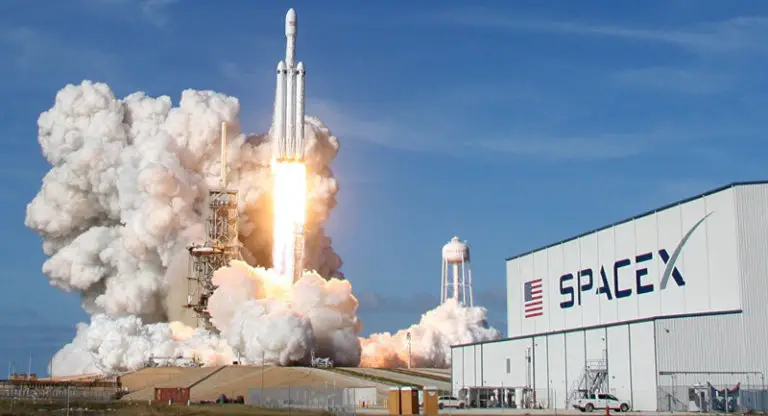 SpaceX تطلق 60 قمراً صناعياً للانترنت إلى مداراتها