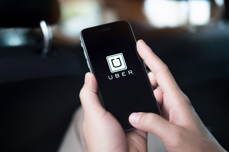 تطبيق Uber يطلق ميزة جديدة تلزم السائق الصمت !
