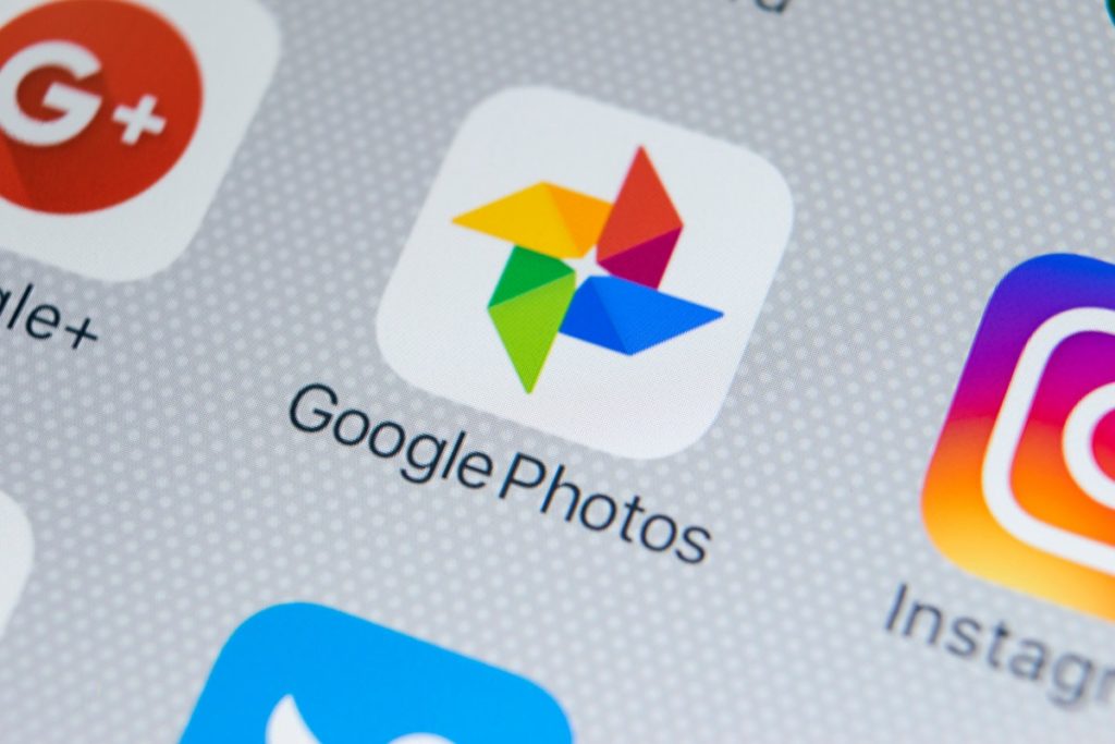 تطبيق Google Photos يتيح البحث عن الصور من خلال النص الموجود ضمنها !