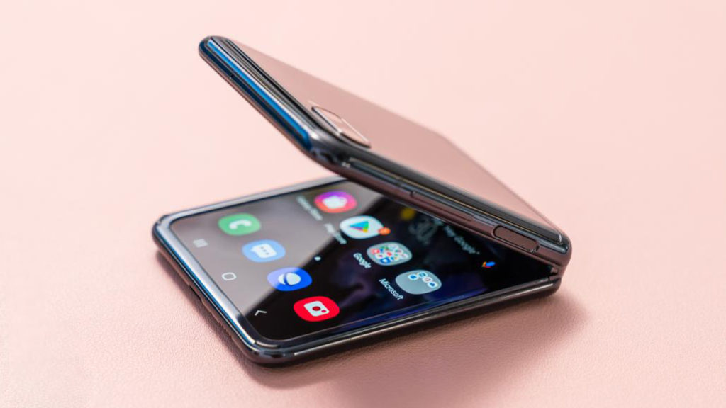 مراجعة Galaxy Z Flip الهاتف القابل للطي الجديد من سامسونج .. أهم الميزات والتفاصيل مراجعة Galaxy Z Flip الهاتف القابل للطي الجديد من سامسونج .. أهم الميزات والتفاصيل