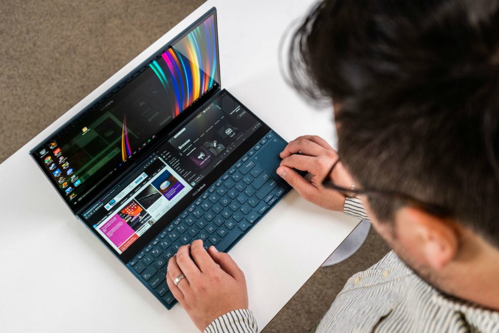 مراجعة الحاسب الرائد Asus ZenBook Pro Duo (UX581GV)
