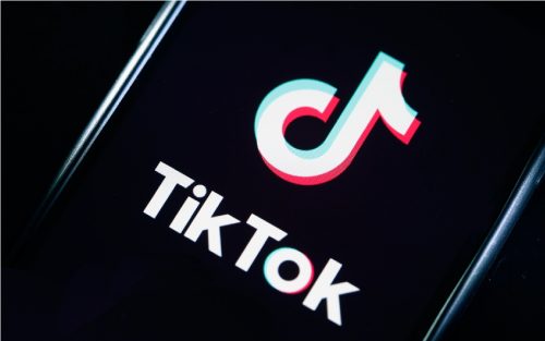 بعد جذب المستخدمين الأصغر سناً بشكل متسارع .. TikTok أصبح من أبرز منافسي محرك البحث Google!