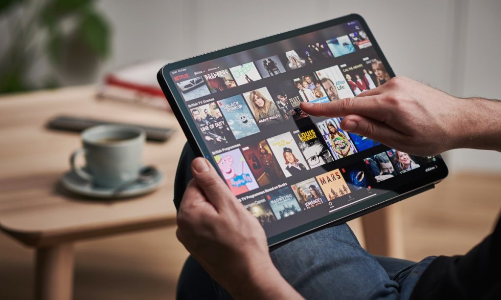 كيف أقوم بحذف الـ History الخاص بسجل المشاهدات في حسابي بمنصّة Netflix