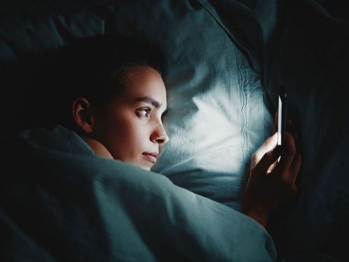 دراسة جديدة .. استخدام الهاتف قبل النوم لا يؤثر مباشرة على جودة النوم وقد يكون العامل نفسياً فقط !