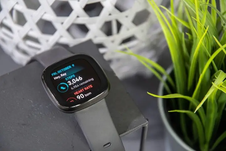 مراجعة ساعة Fitbit Versa 3 الساعة الذكية الشبه مثالية !
