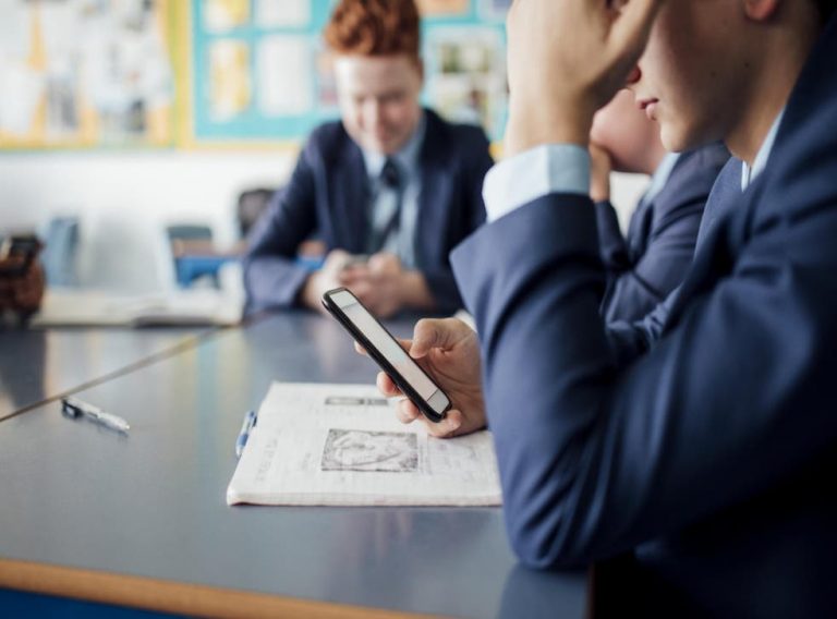 المملكة المتحدة تدرس إمكانية حظر الهواتف الذكية داخل المدارس