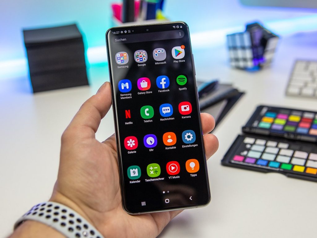 كيف نقوم بإزالة التطبيقات المُثَبّتة مسبقًا على هواتف Android نهائياً