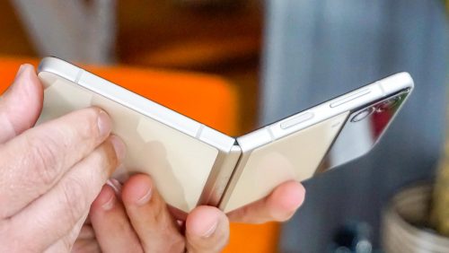 Xiaomi تستعد لإطلاق هاتف جديد يشبه Galaxy Z Flip 3.. هل ستتفوّق Xiaomi على Samsung برفقة هاتف جديد أرخص ثمنًا؟