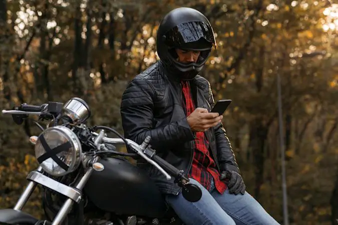 Apple توصي المستخدمين بإبعاد الهواتف عن دراجاتهم النارية.. الاهتزازات العالية قد تؤدّي إلى تلف الهاتف تمامًا!