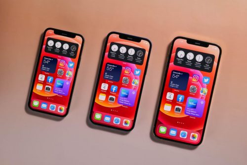 شركة Apple تتخلّى عن السر الذي جعلها من أكبر الشركات التقنية في العالم .. لن نحصل على iPhone بشاشة صغيرة مستقبلاً