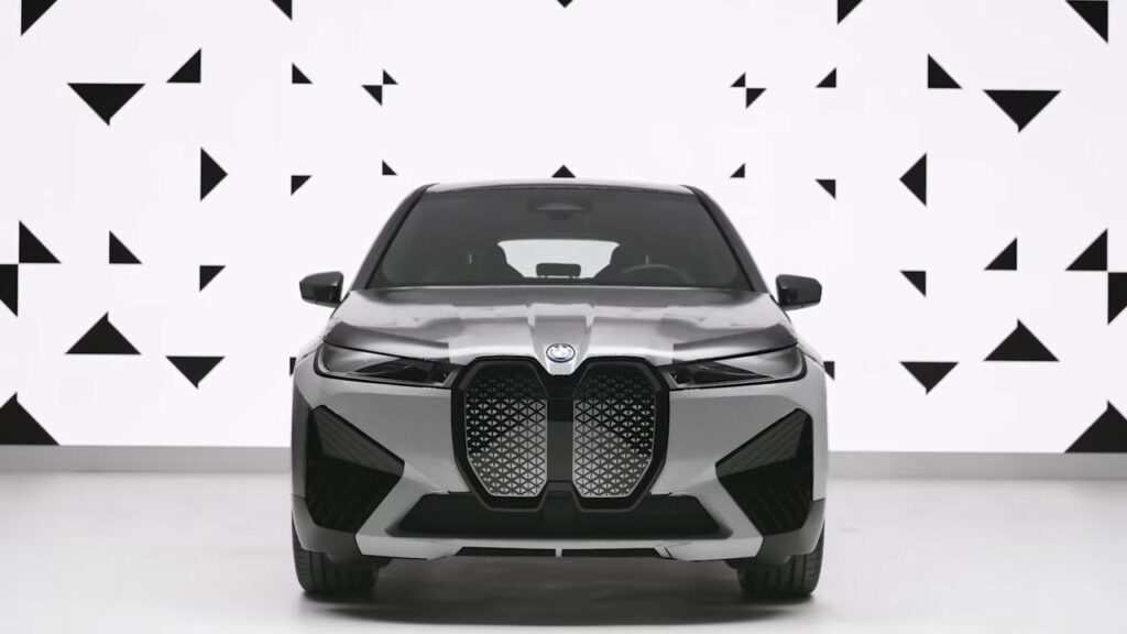 سيارة كهربائية يتغيّر لونها وفقًا لرغبة السائق.. تعرّفوا على أحدث ابتكارات BMW التي أعلنت عنها في CES2022!