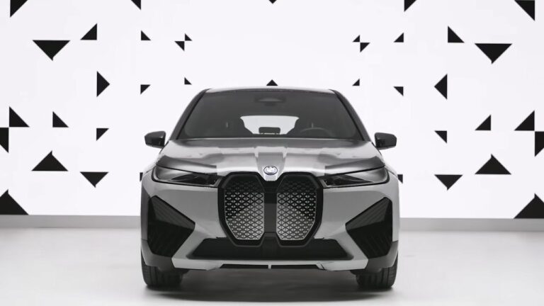 سيارة كهربائية يتغيّر لونها وفقًا لرغبة السائق.. تعرّفوا على أحدث ابتكارات BMW التي أعلنت عنها في CES2022!