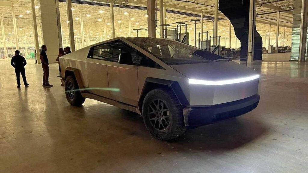 شركة Tesla تؤجّل إطلاق السيارة التي أحرجت إيلون ماسك على الهواء مباشرةً Cybertruck حتى عام 2023!