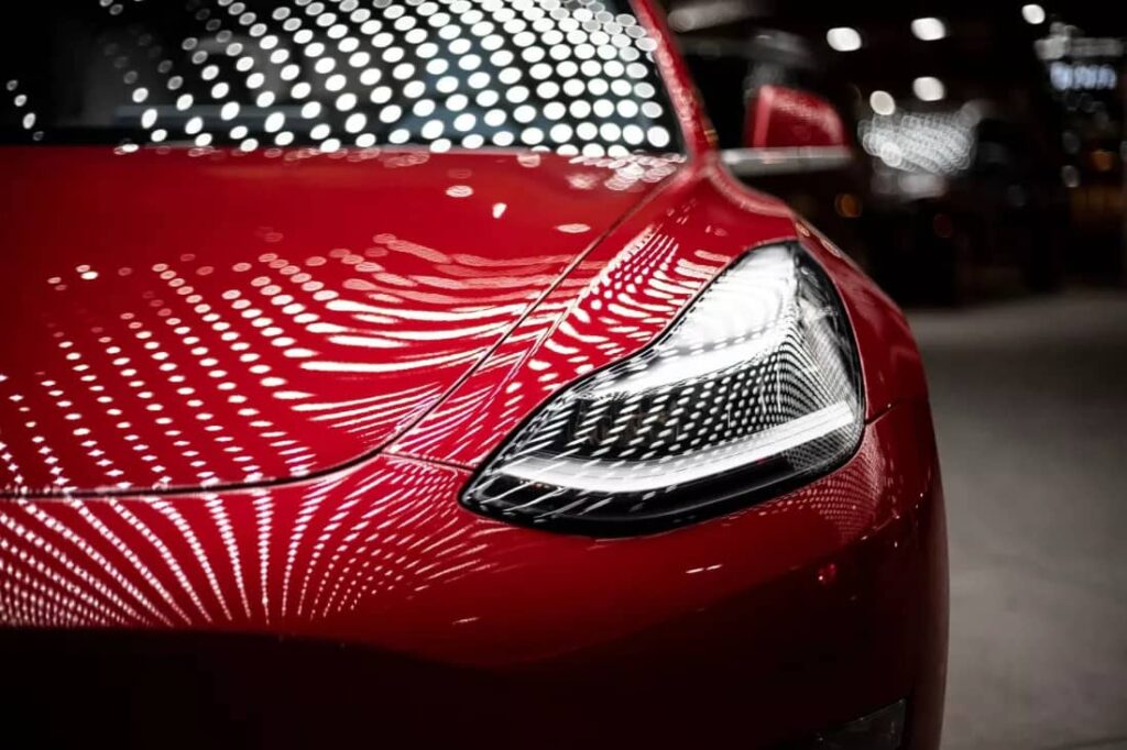 شاب يبلغ من العمر 19 عامًا فقط تمكّن من السيطرة على أكثر من 25 سيارة تيسلا.. شركة Tesla في موقف حرج للغاية!