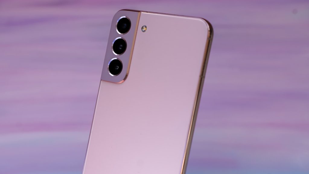 مراجعة الهاتف الجديد من سامسونج Galaxy S22 Plus ونقاطه المتعددة والمميّزة