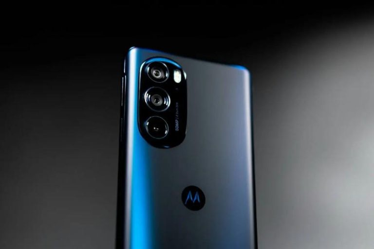 كاميرا خلفية تبلغ دقّتها 200 ميجابيكسل وشحن سريع 125 واط.. هذه هي أبرز ميّزات هاتف Motorola الجديد الرائد!