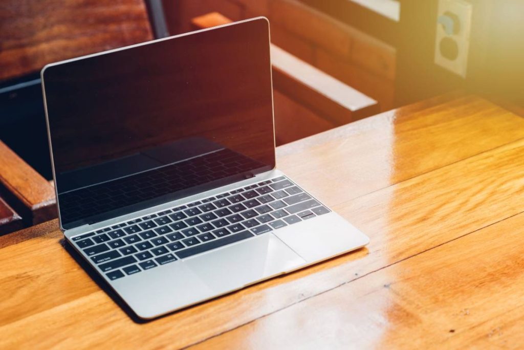 Apple تخطّط لنقل موقع إنتاج أجهزة MacBook Pro إلى مكان آخر لا يتأثّر بعمليات الإغلاق الأخيرة في الصين