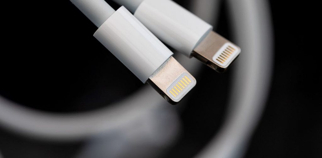 بعد أن تمسّكت Apple بمنفذ الشحن الخاص بها لسنوات طويلة.. هل ستتخلّى الشركة عن منفذها وتستبدله بمنفذ USB Type-C في عام 2023؟