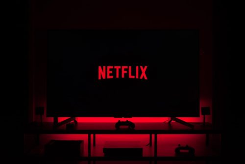 Netflix تدرس جميع الخيارات الممكنة لإنقاذ الشركة.. استعدّوا لمشاهدة عروض البث المباشرة على Netflix في المستقبل القريب!
