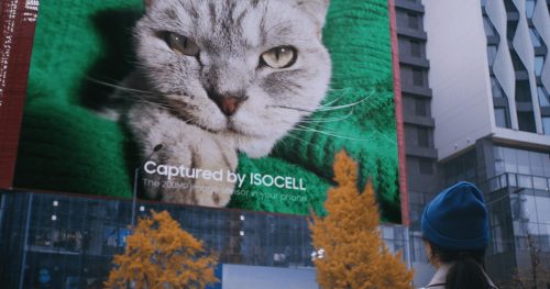 Samsung تتباهى بالمستشعر 200 ميجابيكسل الجديد وتعلّق صورة عملاقة على أحد الأبنية في مدينة Seoul!
