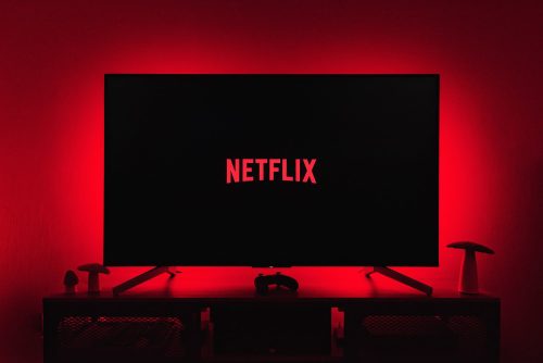 التحديث الجديد من Netflix الذي يشمل الإعلانات ضمن الحساب يصل إلى عدد أكبر من البلدان.. لكن مع بعض القيود