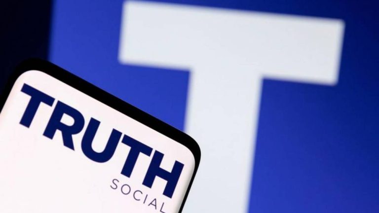 تطبيق Truth Social الخاص بدونالد ترامب غير متوفّر على متجر Play Store لأنّه ينتهك معايير الإشراف على المحتوى!