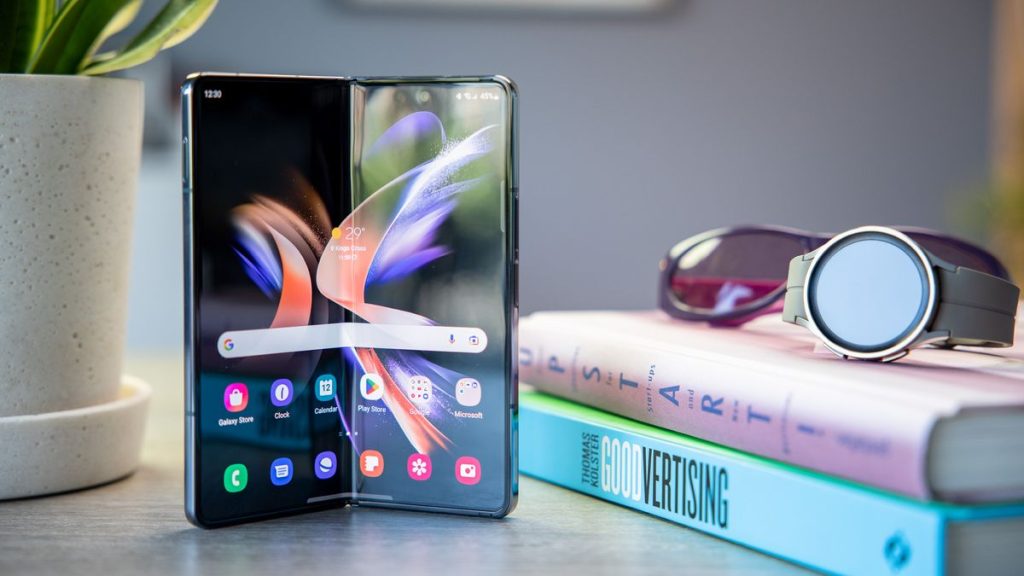 مراجعة الهاتف القابل للطيّ Galaxy Fold4 متانة كبيرة وتحسينات متعددة