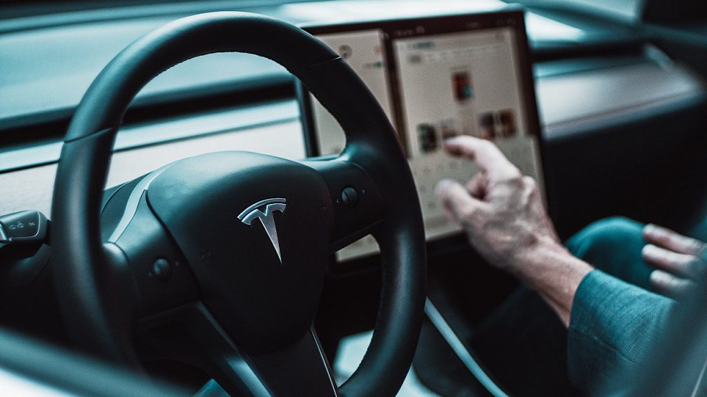 Tesla تواجه مشكلة قضائية جديدة بسبب التصريحات والإعلانات المُضَلّلة والوعود الكاذبة Tesla تواجه مشكلة قضائية جديدة بسبب التصريحات والإعلانات المُضَلّلة والوعود الكاذبة