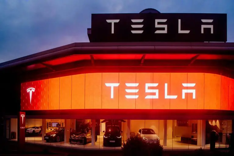 خلل برمجي يؤدّي إلى استدعاء 321 ألف سيّارة Tesla إلى مقرّات الشركة لإصلاح الخلل!