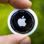 هل أجهزة التتبّع Apple AirTags مقاومة للماء أم لا ؟