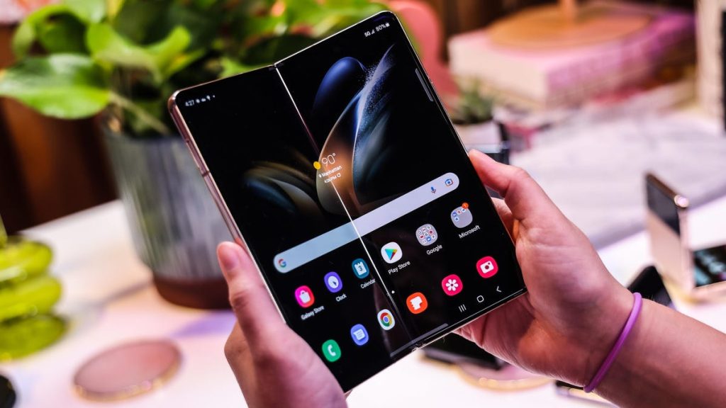 Samsung تعلن عن خطتها لبيع أكثر من 270 مليون هاتف حول العالم العام المقبل مع تركيز أكبر على الأجهزة القابلة للطي Samsung تعلن عن خطتها لبيع أكثر من 270 مليون هاتف حول العالم العام المقبل مع تركيز أكبر على الأجهزة القابلة للطي