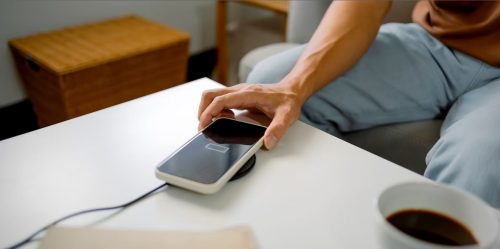 عادات مختلفة وسلوكيات مثيرة للاهتمام… استبيان جديد يكشف عادات المستهلك الأمريكي لشحن هاتفه الذكي