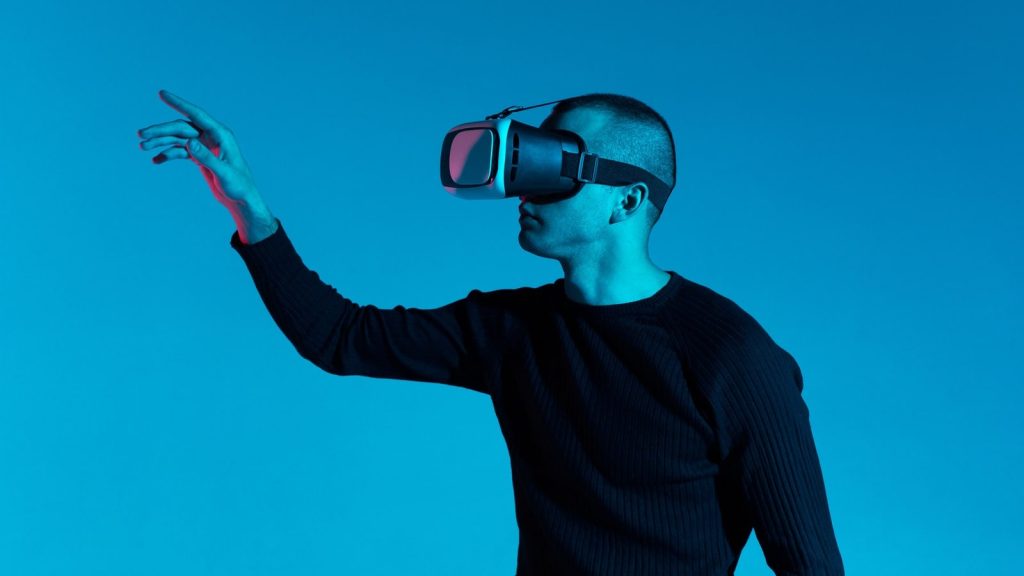 تقارير جديدة تشير إلى سمّاعة الرأس المنتظرة AR/VR الخاصّة بـ Apple… هل سنشهد إطلاق هذا المنتج في النهاية؟