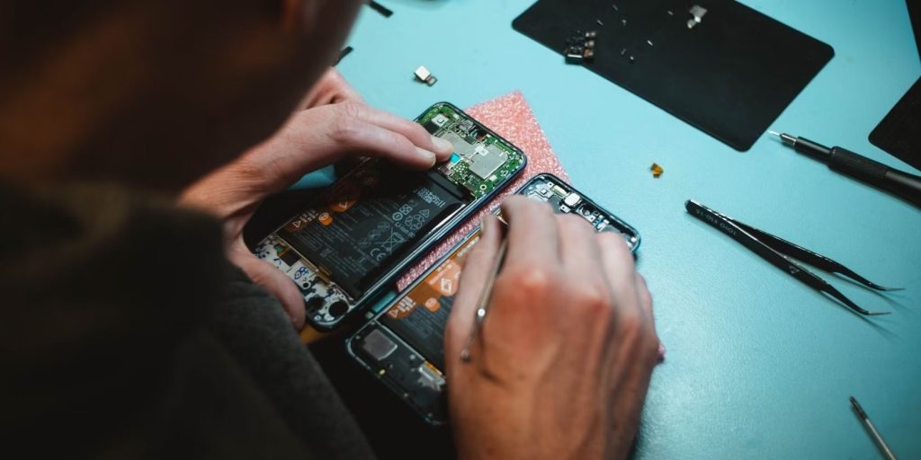 Samsung توفّر دلائل الإصلاح والقطع اللازمة لإصلاح هواتف Galaxy S22 بشكل ذاتي