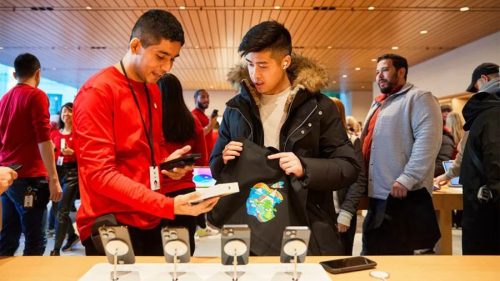 Apple ستحدث أجهزة iPhone الجديدة دون إخراجها من العلبة .. لتحصل على هاتفك محدثاً بشكل تلقائي !