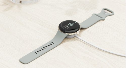 Pixel Watch 2 تدعم أدوات ADB وFastboot عبر الشاحن، وأمور أخرى تجعل ترقية ساعة بيكسل أمراً مستحقاً