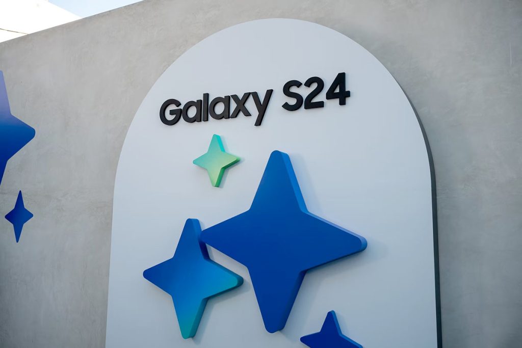 ميزة الترجمة المباشرة Galaxy AI Live Translate قد تصل إلى تطبيق واتساب قريباً